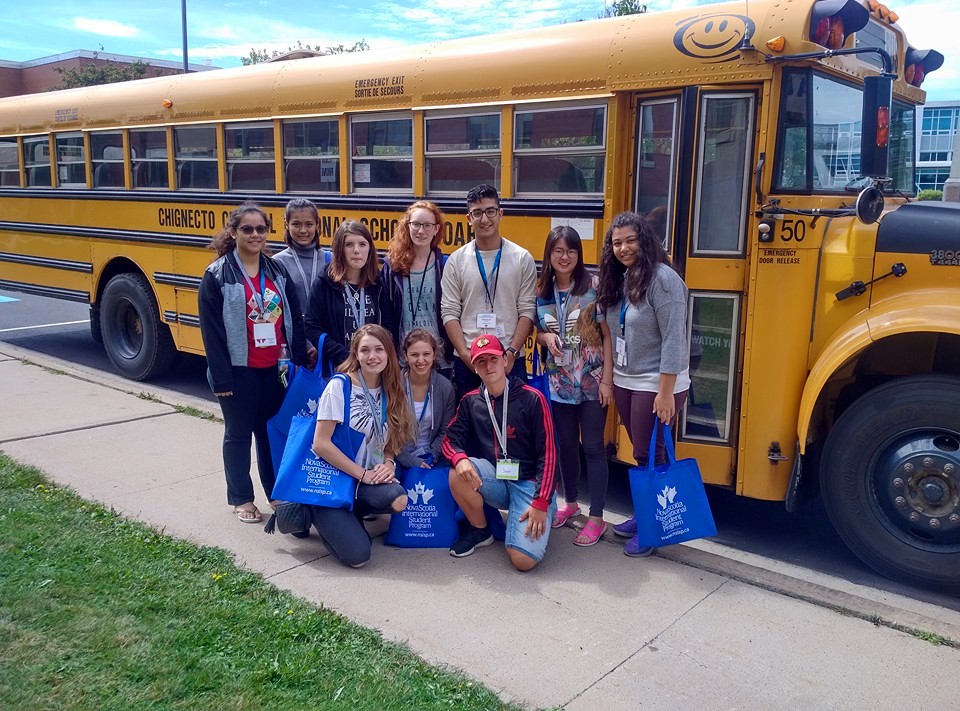 HỘI THẢO TRƯỜNG NOVA SCOTIA – Trường Trung học công lập tại tỉnh Nova Scotia 2 student bus