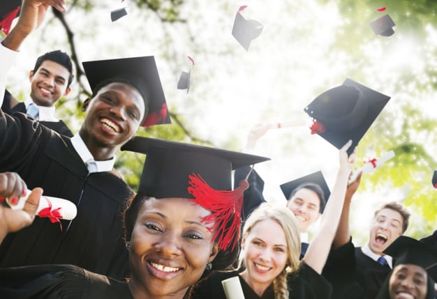 Thời điểm hiện tại có phù hợp để lên kế hoạch du học tại Canada? 5 students graduation