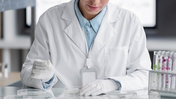 Chương trình Cao đẳng Công Nghệ Sinh Học - Fleming College 3 researcher laboratory